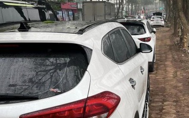 Hà Nội: Hàng chục ô tô đỗ trên vỉa hè hồ Linh Đàm bị rạch lốp