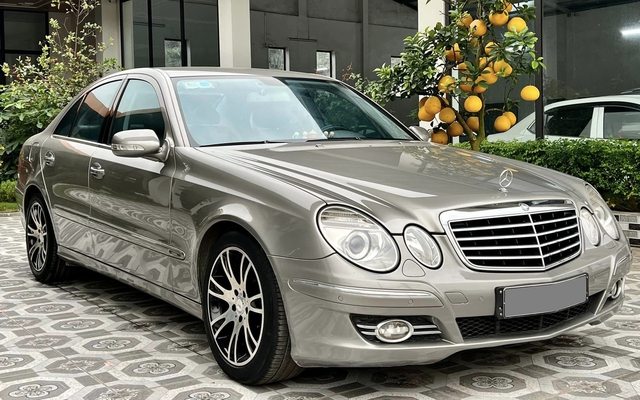 Mercedes E200 15 tuổi được rao bán giá 275 triệu đồng, chủ xe tự tin quảng cáo 'chỉ cần đổ xăng là chạy'