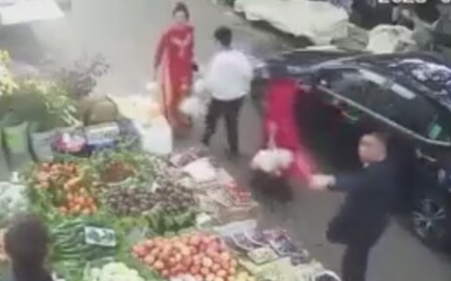 Hà Nội: Lấn chiếm vỉa hè bán trái cây, người phụ nữ còn lao vào ẩu đả với tài xế
