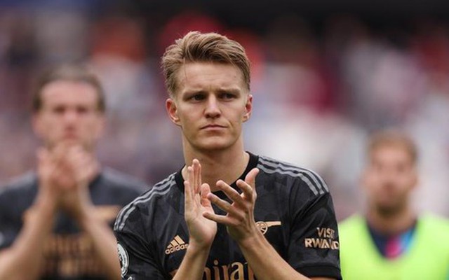 Arsenal bị cầm chân, thủ quân Odegaard mắng đồng đội 'thi đấu ngu ngốc'