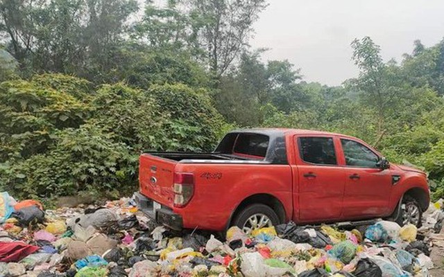 Xôn xao thông tin đưa ô tô đi rửa, hôm sau ra bãi rác lấy xe đã hư hỏng