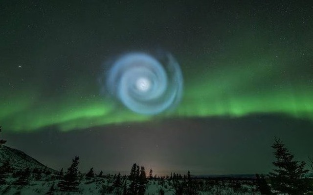 Bầu trời Alaska bỗng xuất hiện một hình xoắn ốc kỳ lạ, và lời lý giải đơn giản đến bất ngờ