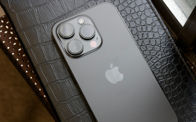 Trên logo "quả táo" của iPhone hóa ra có nút bấm bí mật - Chạm nhẹ vào là khóa màn hình hoặc mở ứng dụng