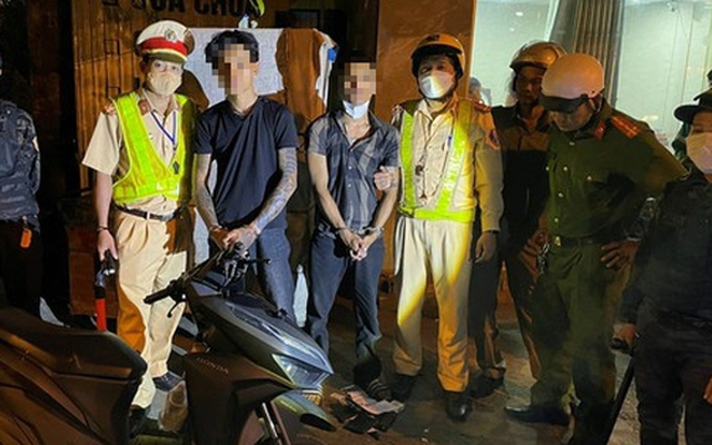 CSGT bắt giữ trong đêm 2 đối tượng nghi tàng trữ chất cấm