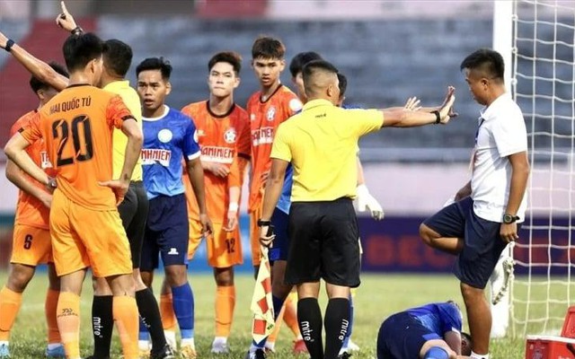 Cầu thủ U20 Việt Nam Mai Quốc Tú bị phạt 5 trận sau khi đạp vào đầu đối thủ