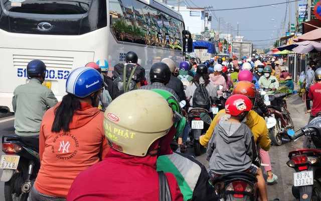 TP Hồ Chí Minh: Sáng 29/4, cửa ngõ miền Tây kẹt xe kéo dài