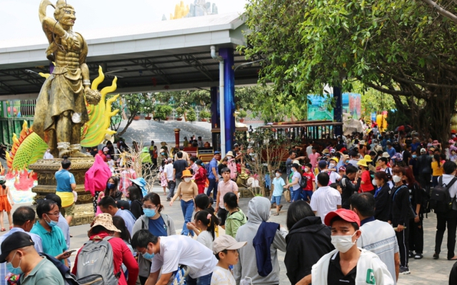 Hàng ngàn người 'đội' nắng nóng đổ về Suối Tiên trong ngày Giỗ tổ Hùng Vương