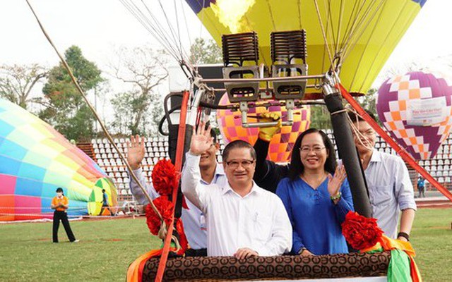 Chủ tịch thành phố Cần Thơ trải nghiệm bay khinh khí cầu