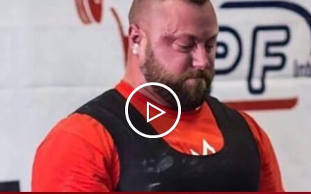 Kỳ lạ người đàn ông vô địch giải cử tạ nữ