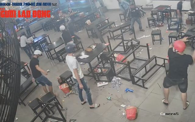 CLIP: Choáng với hình ảnh quán ăn ở TP HCM bị "khủng bố" nghi tín dụng đen
