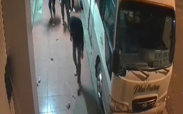 CLIP: Một nhà xe bị khủng bố bằng mắm tôm