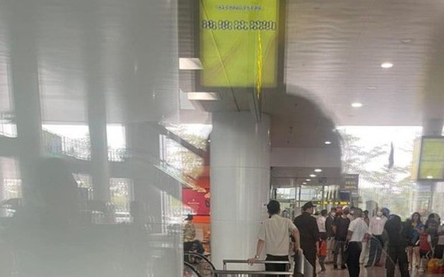 Một người đàn ông ngã từ tầng 3 nhà ga sân bay Nội Bài