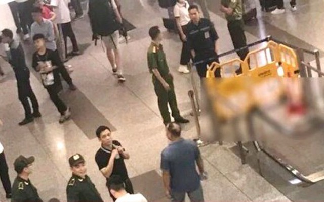 Nam hành khách trèo qua lan can, rơi từ tầng 3 sân bay Nội Bài