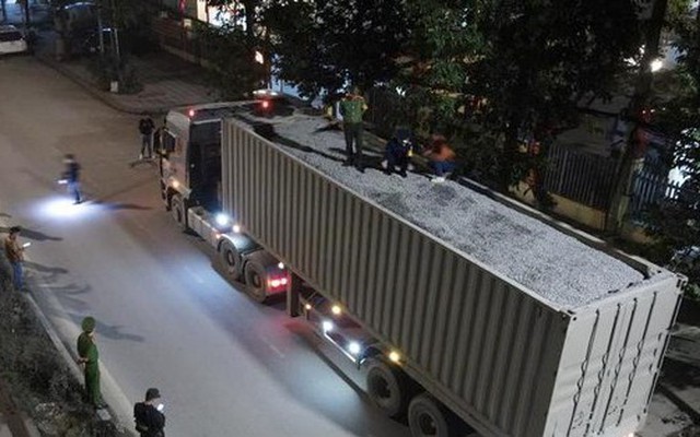 CSGT nói gì về xe tải chở đá ‘tàng hình’ lọt chốt cửa ngõ?