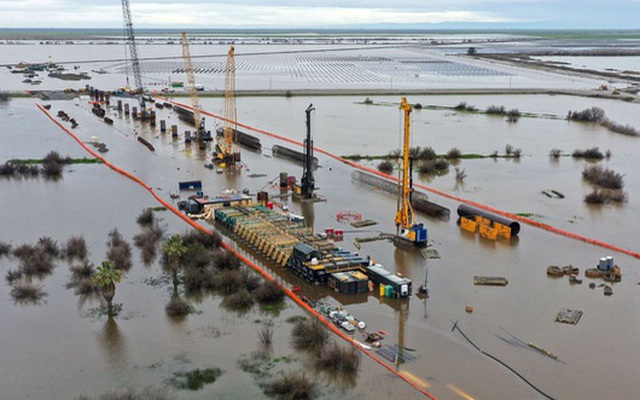 Ngập lụt nghiêm trọng, hồ ở California xuất hiện trở lại sau 100 năm biến mất