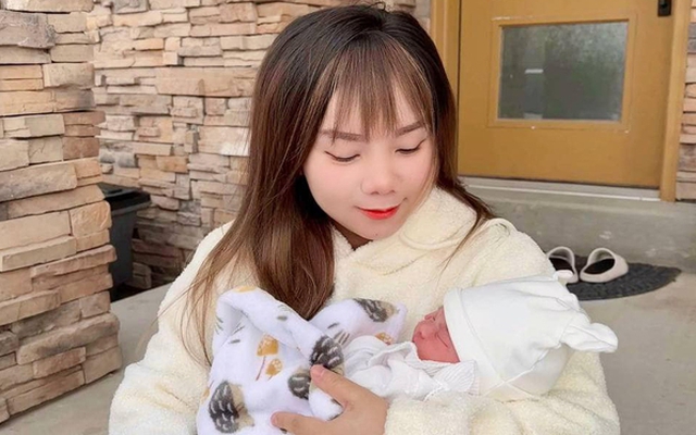 Múi Xù bất ngờ quay clip bật khóc sau 1 tháng sinh con gái