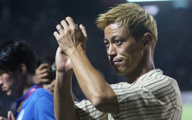 Honda buồn lặng người, đi quanh sân tạm biệt CĐV Campuchia sau thất bại ở SEA Games