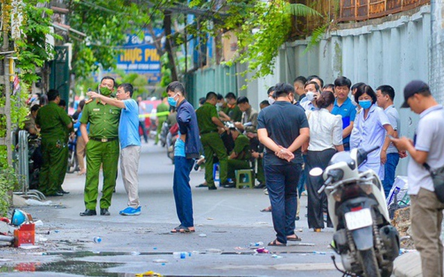 "Ngọn lửa bùng lên quá nhanh rồi bao trùm ngôi nhà cùng khói đen cuồn cuộn"