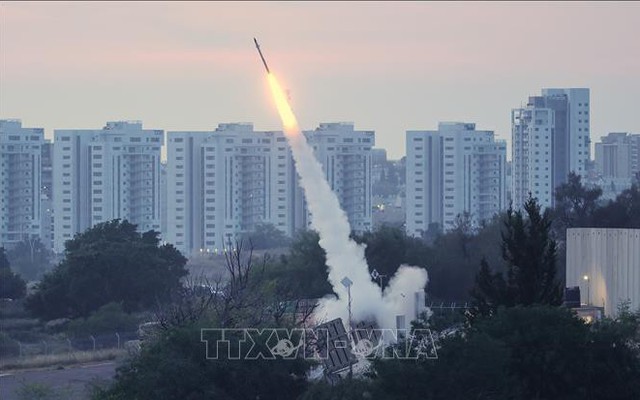 Hàng chục quả rocket phóng sang lãnh thổ Israel