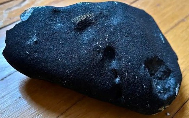 Tảng đá bí ẩn phá hỏng ngôi nhà ở Mỹ có thể là một ngôi sao băng