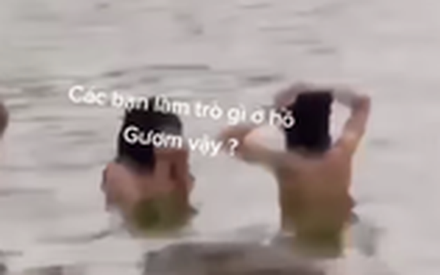 Xôn xao hình ảnh 2 cô gái tắm tiên ở hồ Gươm