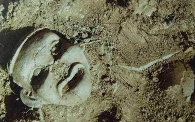 'Giải quyết nỗi buồn' trong mộ cổ, chuyên gia lạnh sống lưng khi thấy khuôn mặt dưới đất