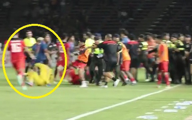 Thủ môn Thái Lan bị chế giễu vì đang giữ khung thành lại lao ra… đấm cầu thủ U22 Indonesia