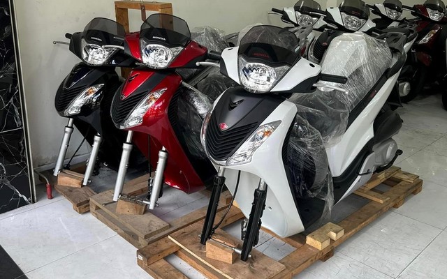 Honda SH 150i nhập khẩu Ý "nguyên zin", chưa lắp cả bánh được rao bán với giá 1,5 tỷ đồng