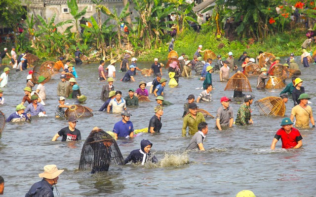 Sau tiếng trống, cả ngàn người mang nơm ào xuống hồ thi nhau bắt cá