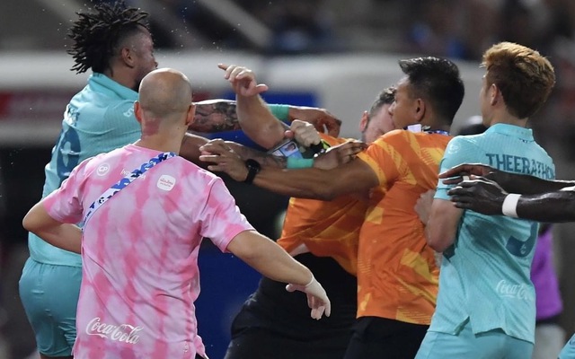 Bóng đá Thái Lan xuất hiện hình ảnh đáng buồn, đồng đội Theerathon Bunmathan đánh đối thủ