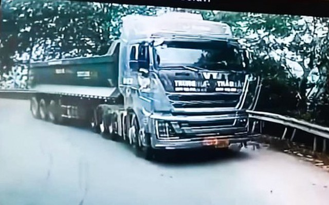 Công an, Thanh tra giao thông vào cuộc vụ xe tải lấn làn 'uy hiếp' xe khách ở Lào Cai