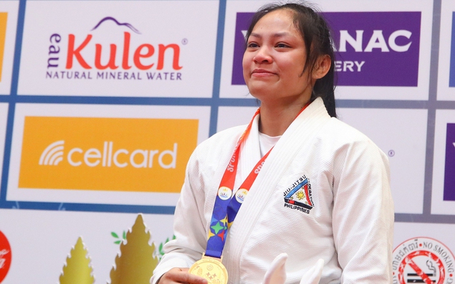 Bất ngờ thắng "biểu tượng" jujitsu Campuchia, nữ võ sĩ Philippines bật khóc trên bục nhận huy chương