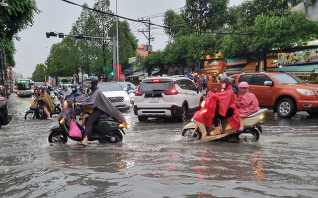 TPHCM, Đồng Nai, Bình Dương: Nhiều nơi mưa đá, đường phố thành sông