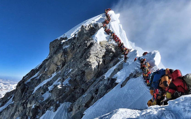 Sự thật phía sau cảnh 'tắc đường' lên đỉnh Everest