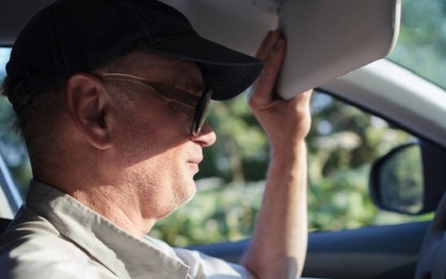 Những cách khắc phục tình trạng chói mắt khi lái xe