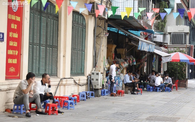 Hà Nội nắng nóng gay gắt, hàng quán vỉa hè "đói" khách