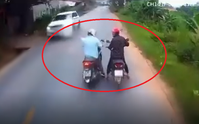 Clip: Tài xế ô tô khách bức xúc vì hai phụ nữ dừng xe "tám chuyện" giữa đường