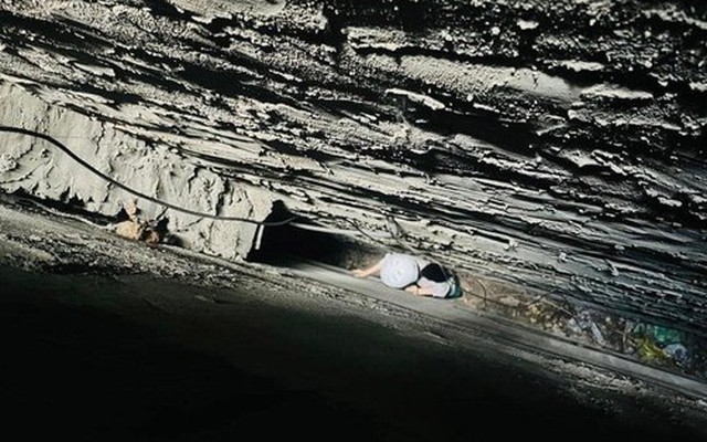 TP HCM: Một phụ nữ rơi từ trên cao, kẹt giữa khe tường 35cm