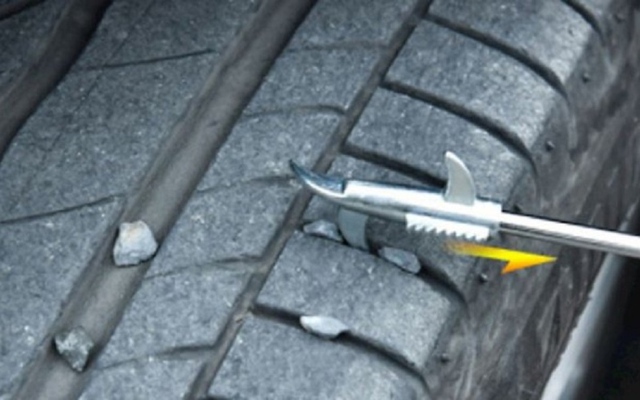 Đá sỏi dính vào rãnh lốp ô tô có nguy hiểm không?