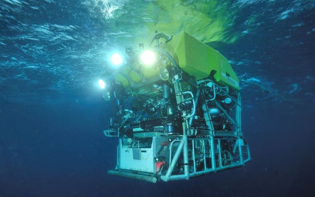 Robot đầu tiên đã chạm tới đáy biển để tìm tàu lặn Titan mất tích