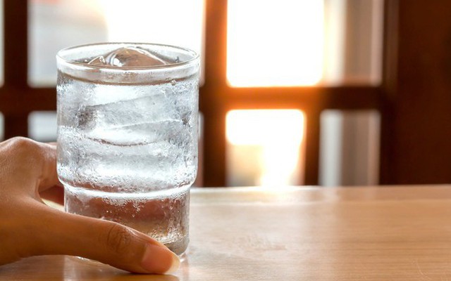Mùa hè uống nước lạnh có hại không? 2 loại nước rẻ tiền giúp giải nhiệt, trẻ tế bào