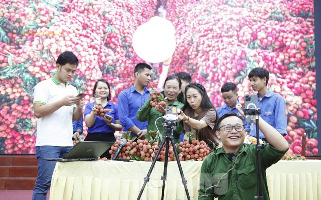 Thanh niên bán vải thiều bằng TikTok