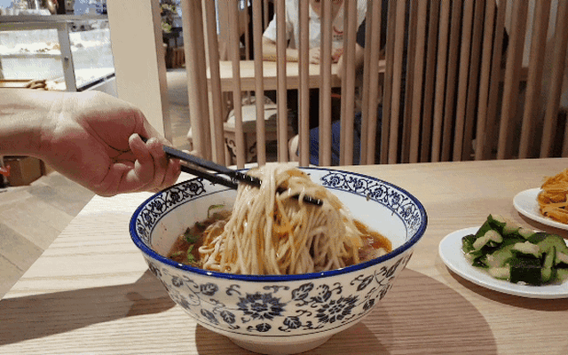 B&aacute;t m&igrave; b&ograve; gi&aacute; gần 50 triệu đồng ở Trung Quốc: Chứa 12 nguy&ecirc;n liệu b&iacute; mật từ đất trời, cần tới 12 đầu bếp chế biến