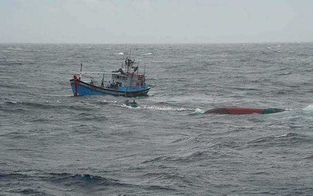 Lật tàu cá ngoài khơi Bình Thuận, 9 ngư dân rớt xuống biển