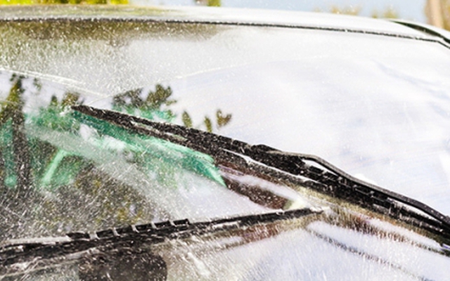 Có nên dùng nước lã thay nước rửa kính ô tô?