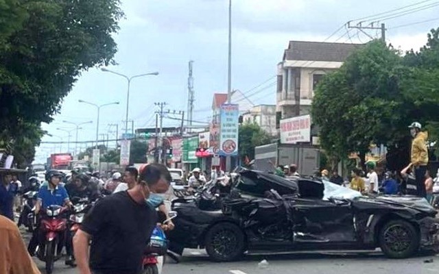 Kinh hoàng ô tô ‘điên’ tông hàng loạt phương tiện rồi lăn nhiều vòng trên đường