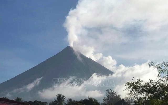 Philippines sơ tán hàng nghìn người đề phòng núi lửa Mayon phun trào