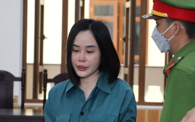 'Hotgirl' Tina Dương bật khóc nức nở khi tòa tuyên án 11 năm tù giam