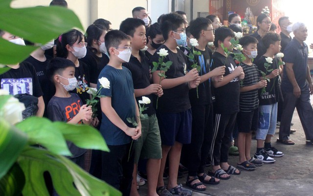 Xót xa những vòng hoa trắng trong đám tang 3 nạn nhân vụ cháy ở Hà Nội