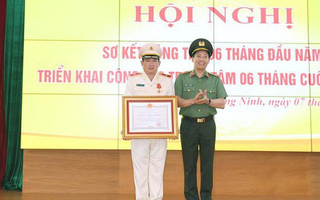 Thiếu tướng Đinh Văn Nơi nhận Huân chương Chiến công hạng Nhất
